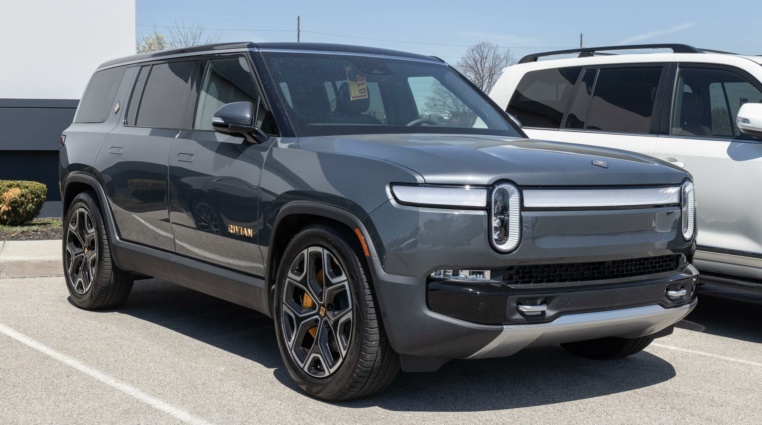 Válka na poli elektromobilů: zvítězí Tesla, nebo ji zničí konkurence?