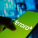Broker eToro ruší poplatek, který trestal zapomenuté účty. Pro investory je to větší změna, než se zdá
