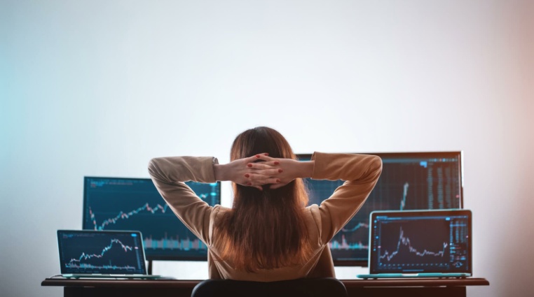 Ženy kralují investování na burze! Proč zůstávají muži pozadu?