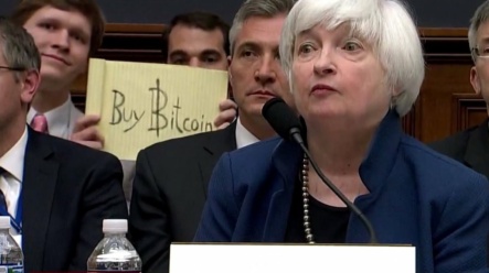 Cedule “Buy Bitcoin” se vydražila za neuvěřitelnou částku. Kolik za ni kdo dal?