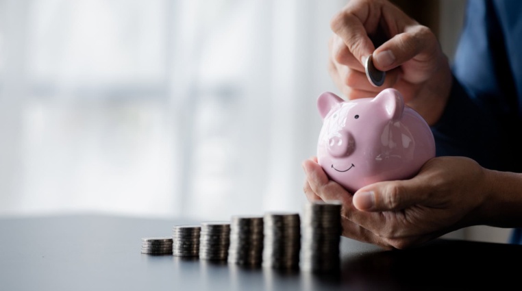 Máte volných 100 tisíc korun? Tyto 3 akcie přežijí každou bouři