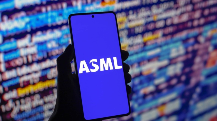 Akcie ASML vs. TSM. Jeden gigant trhá rekordy a druhý zažil nejhorší propad za 25 let! Proč?