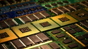 Intel padá na historické minimum, zatímco britský konkurent nebývale roste!