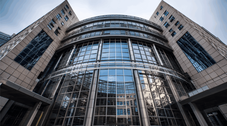 Akcie Erste Group míří stále výš. Ale co Moneta a Komerční banka? Jak si mezi nimi vybrat?