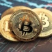 Největší týdenní růst v historii. Bitcoin překonává rekordy a tečou do něj miliardy