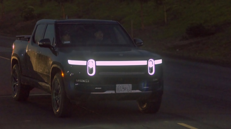 Pálí peníze rychleji, než vyrábí auta. Má tato populární akcie šanci přežít?