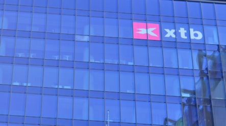 XTB prodlužuje obchodování. Akcie i ETF nakoupíte od rána do večera