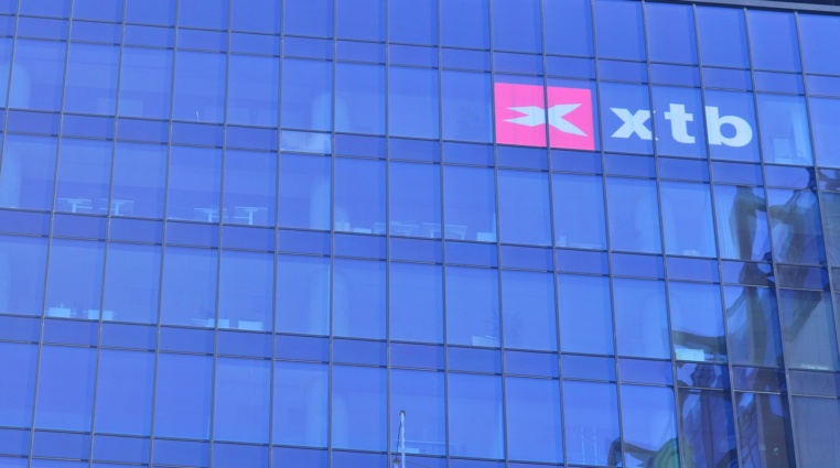 XTB prodlužuje obchodování. Akcie i ETF nakoupíte od rána do večera