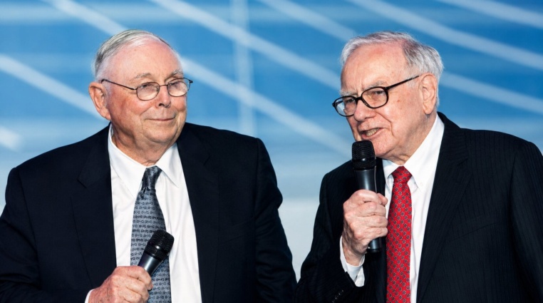 Položte si těchto 5 otázek, než koupíte další akcii. Metoda, kterou používal legendární investor Charlie Munger celý život