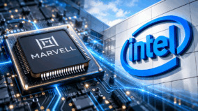 Intel utrácí miliardy za něco, co jeho konkurent vůbec nepotřebuje. Právě v tom může být budoucnost AI akcií!
