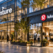 Accenture a Lululemon po výrazných cenových propadech. Co říká jejich ocenění? Jakým čelí rizikům?